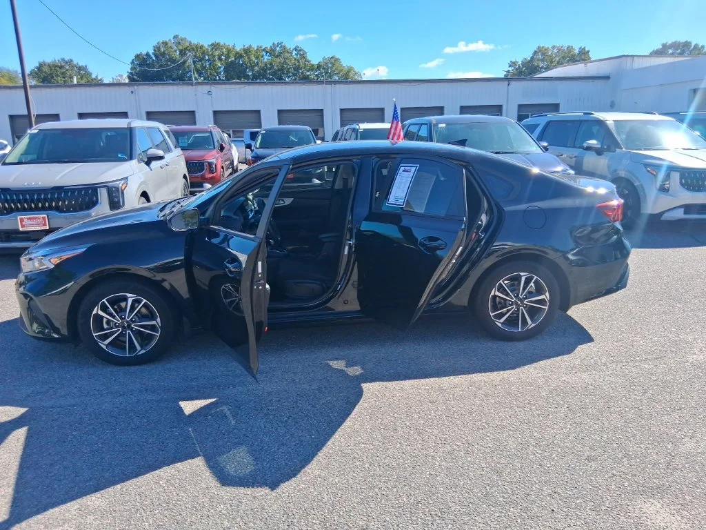 Used 2023 Black Kia LXS image 18