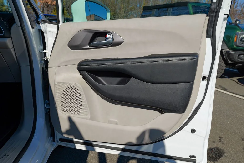 Used 2021 Bright White Clearcoat Chrysler Touring L image 27