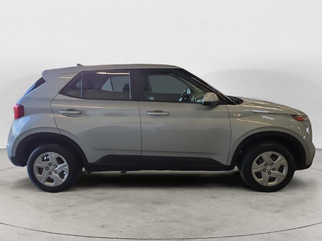 Used 2020 Silver Hyundai SE image 4