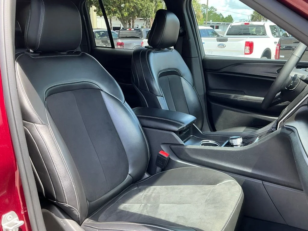 Used 2024 Red Jeep Altitude image 18