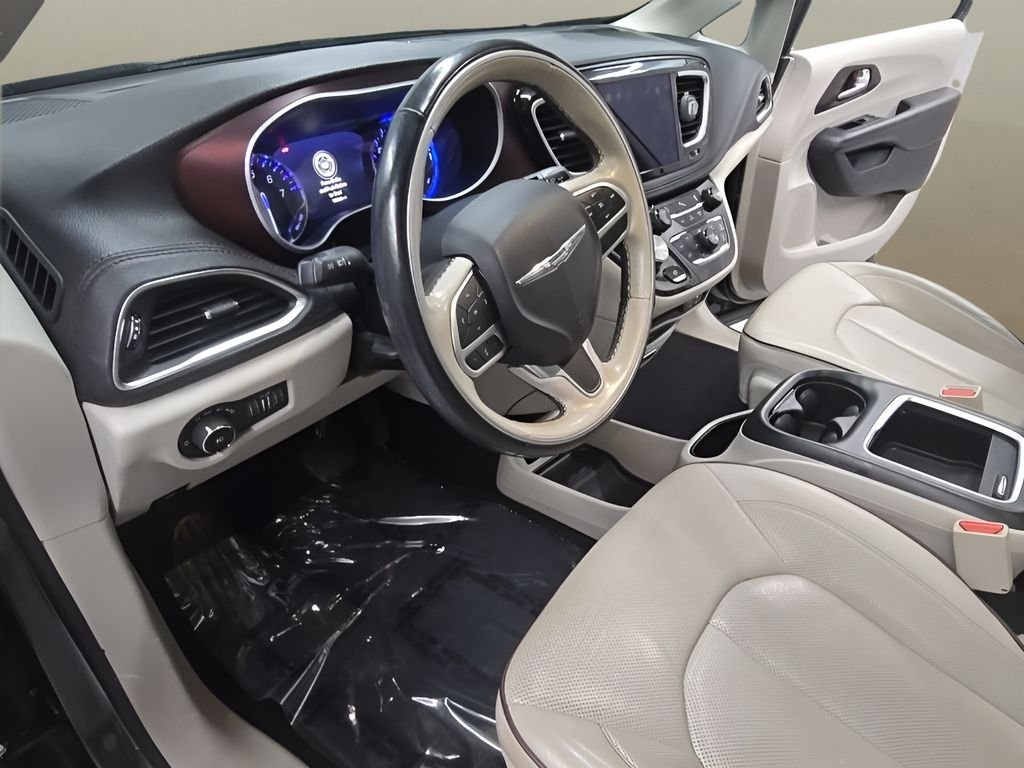 Used 2018 Gray Chrysler Limited image 12