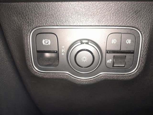 Used 2022 Polar White Mercedes-Benz GLB 250 image 9