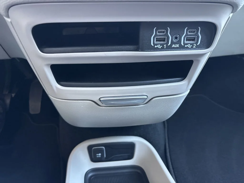 Used 2024 White Chrysler Select image 20
