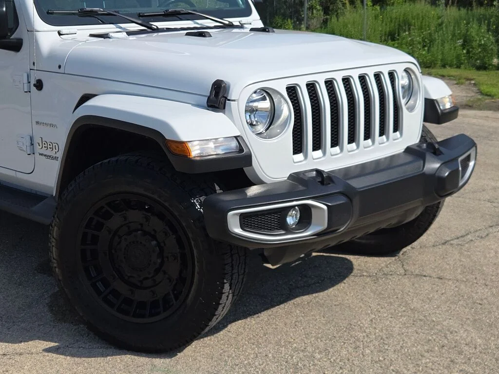 Used 2019 White Jeep Unlimited Sahara image 4