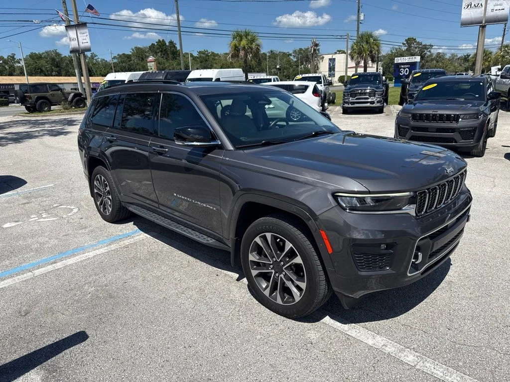 Used 2021 Gray Metallic Jeep Overland image 3