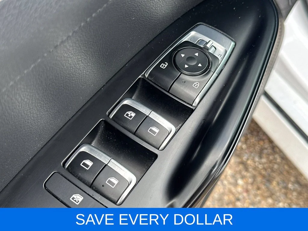 Used 2023 White Kia LXS image 7