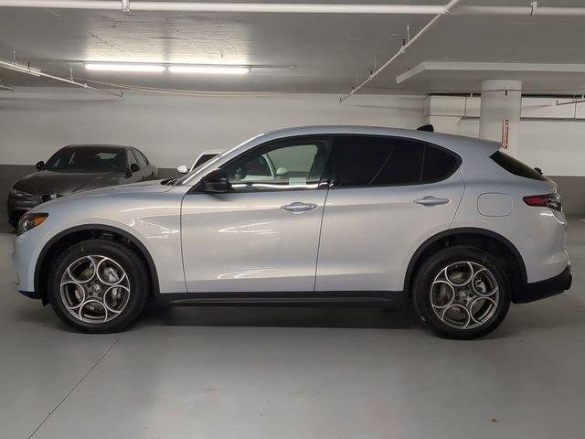 New 2025 Moonlight Gray Metallic Exterior Paint Alfa Romeo  image 4