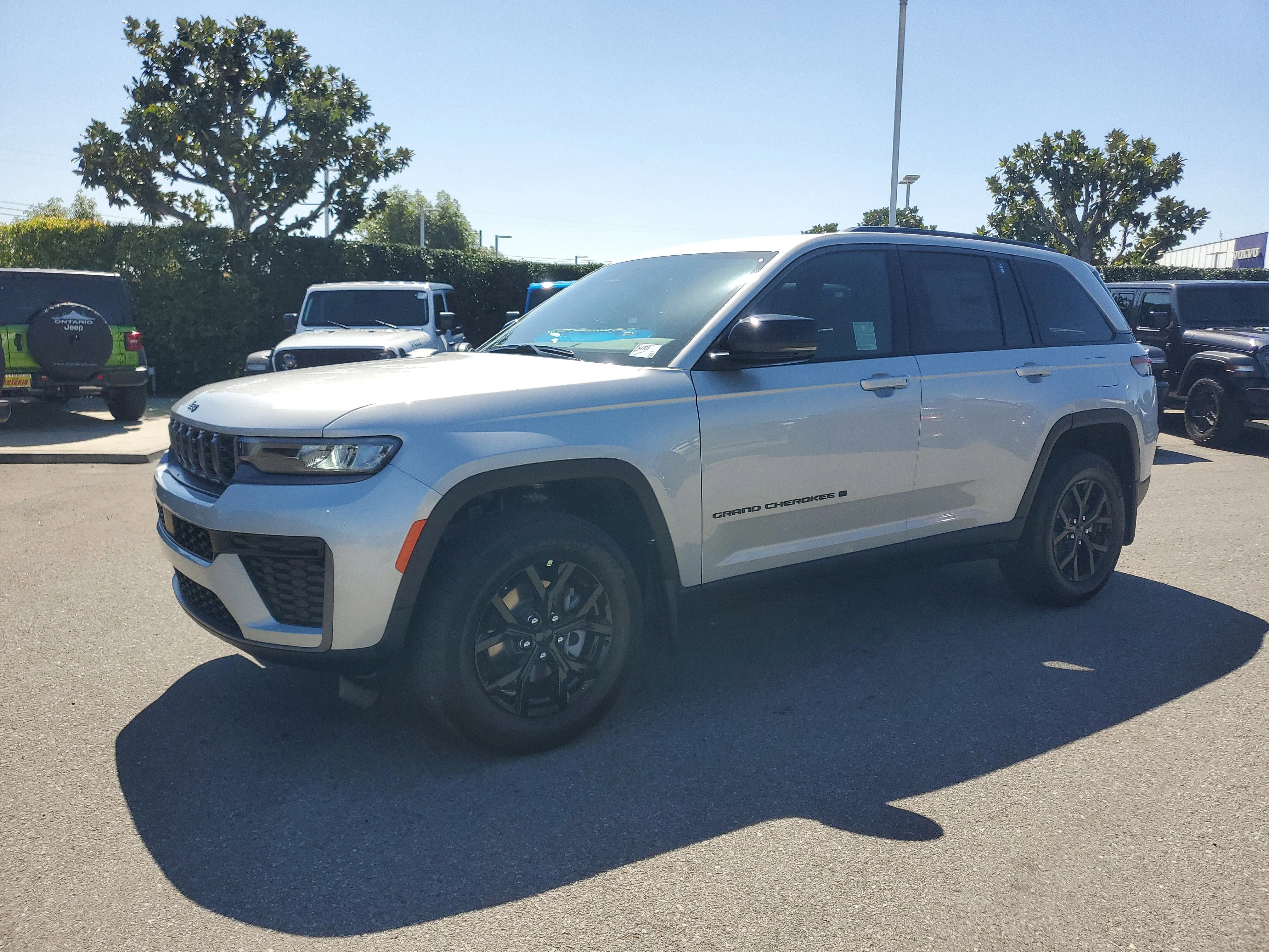 New 2026 Silver Zynith Exterior Paint Jeep Altitude image 8
