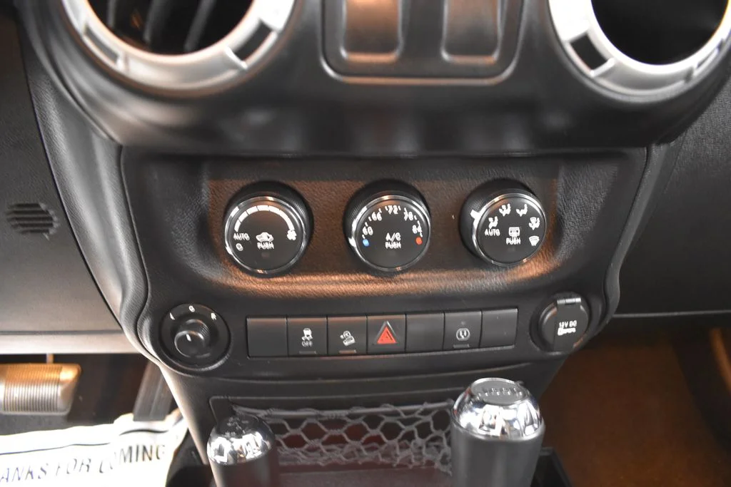 Used 2015 White Jeep Sahara image 16