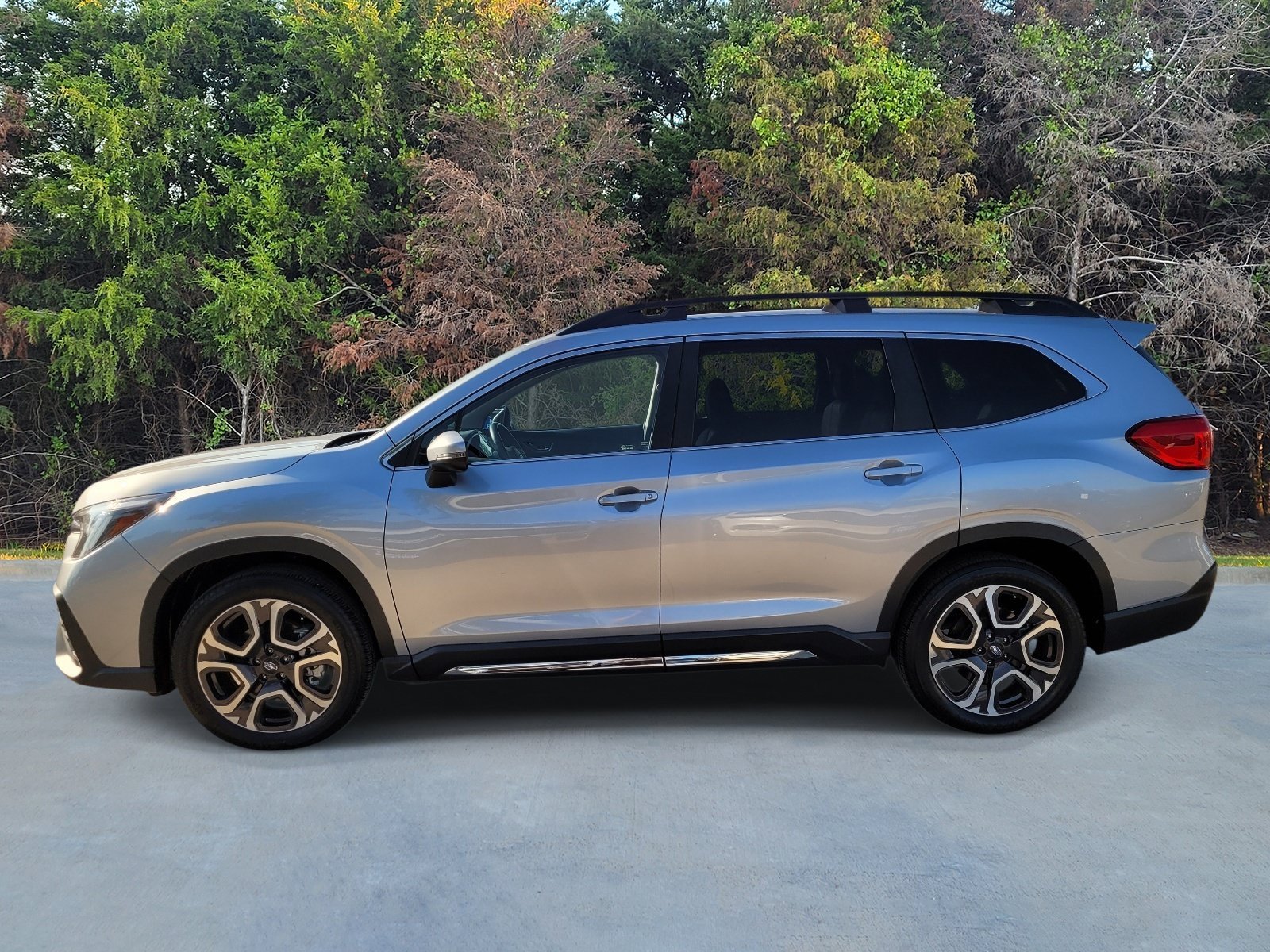 Used 2023 Ice Silver Metallic Subaru Limited image 22