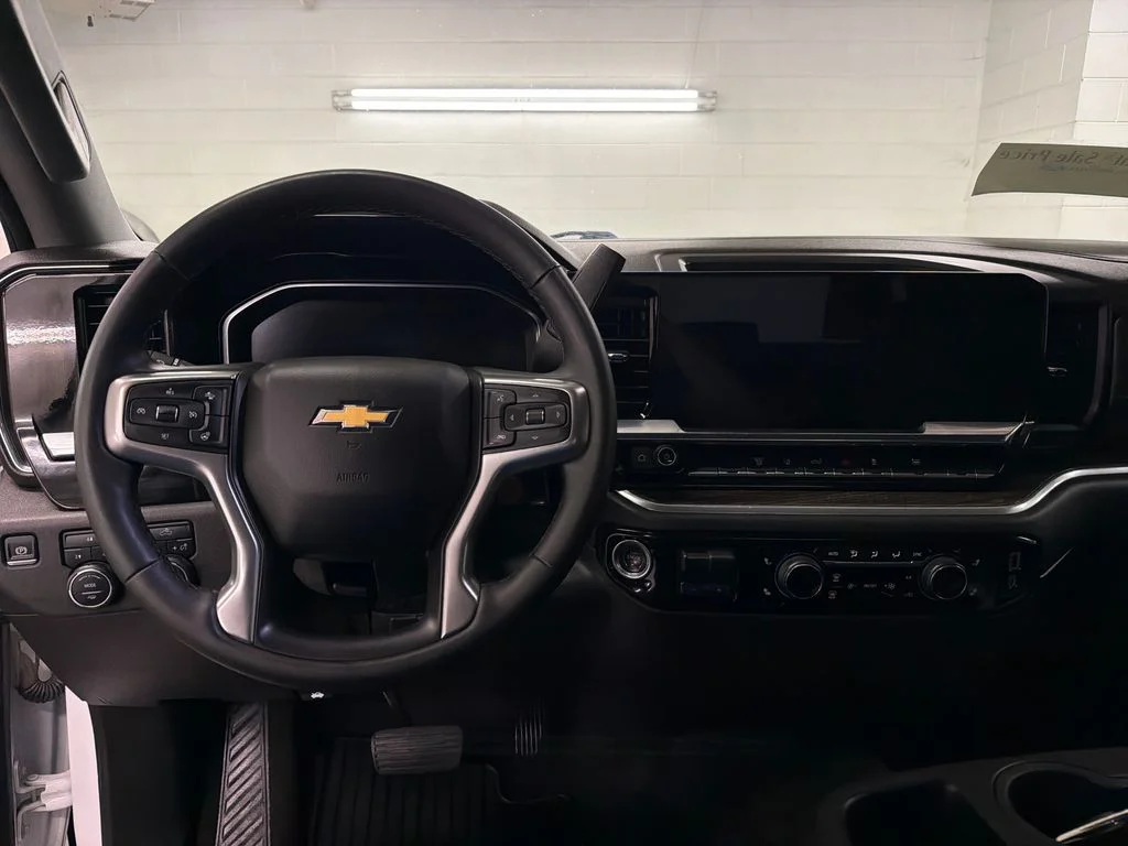 Used 2025 White Chevrolet LT image 9