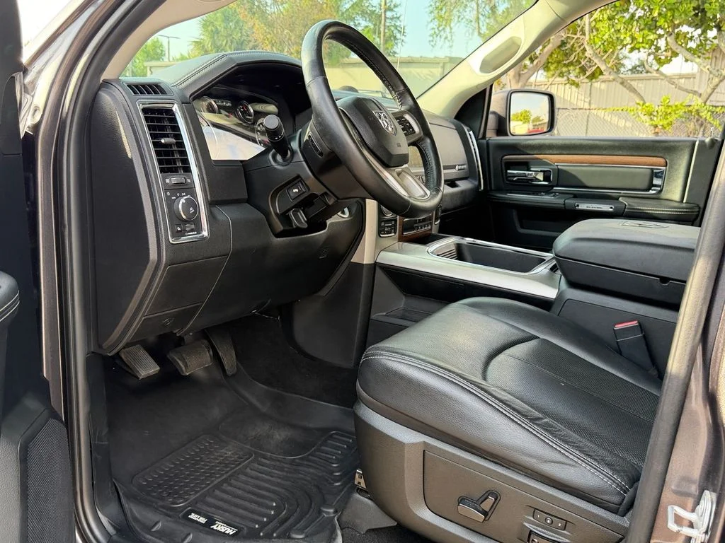 Used 2018 Granite Crystal Clearcoat Metallic Ram Laramie image 12