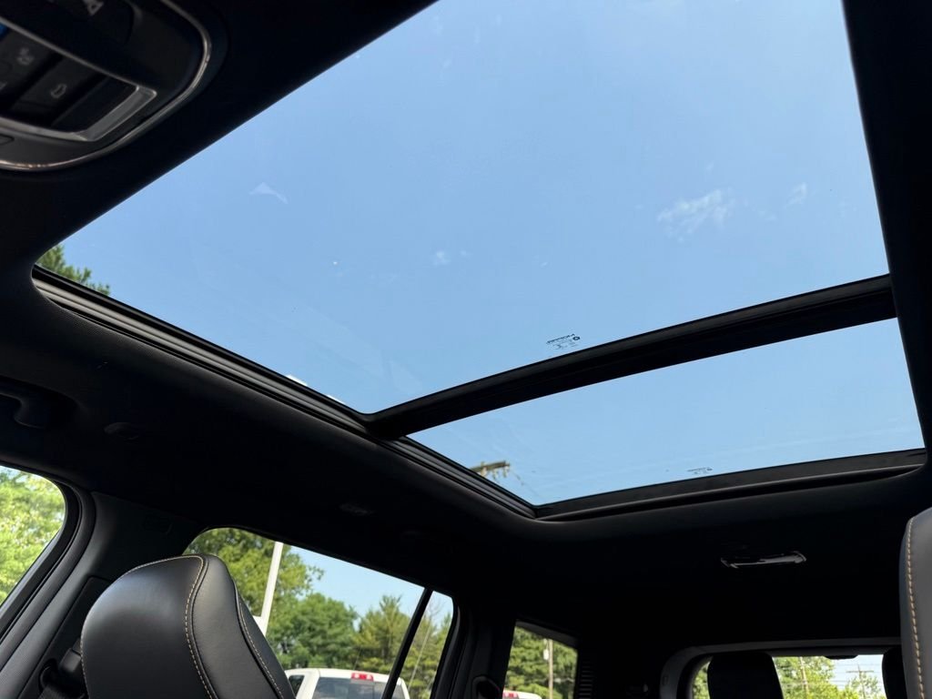 New 2026 Diamond Black Crystal Pearl-Coat Exterior Paint Jeep Limited image 33
