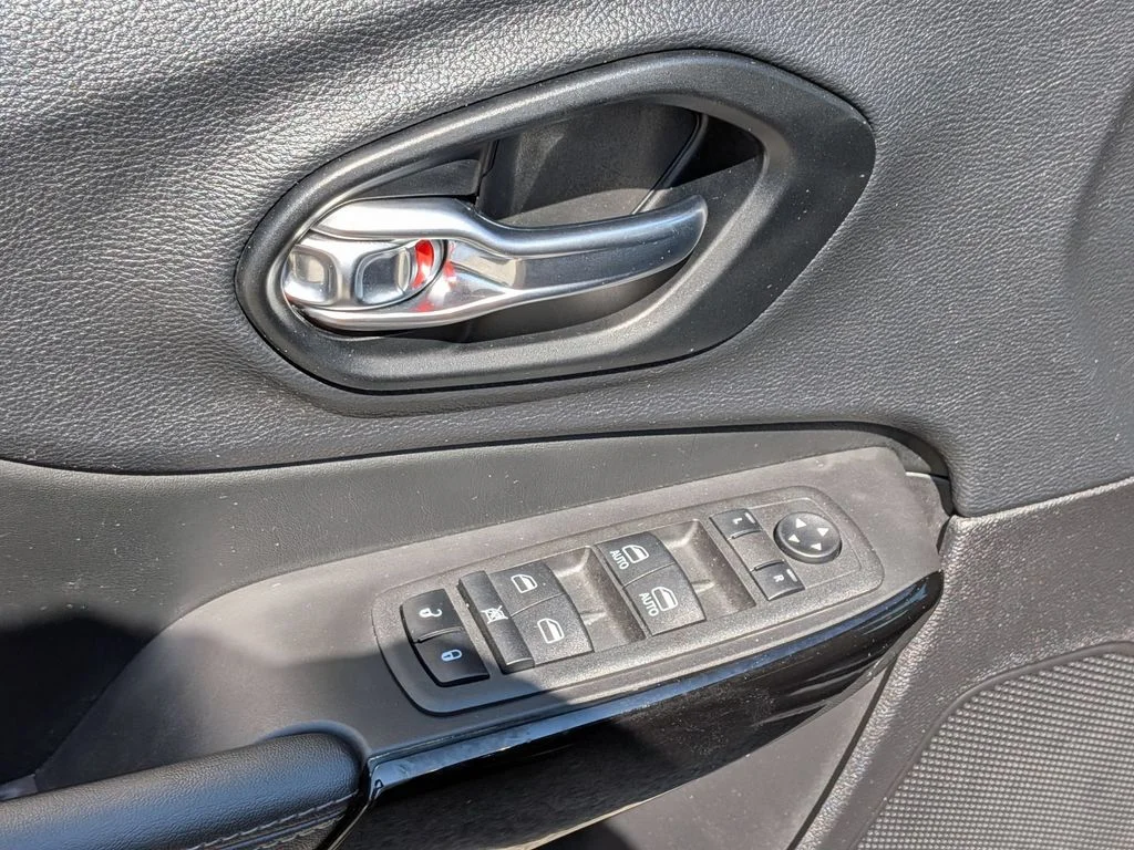 Used 2023 Black Jeep Altitude image 12