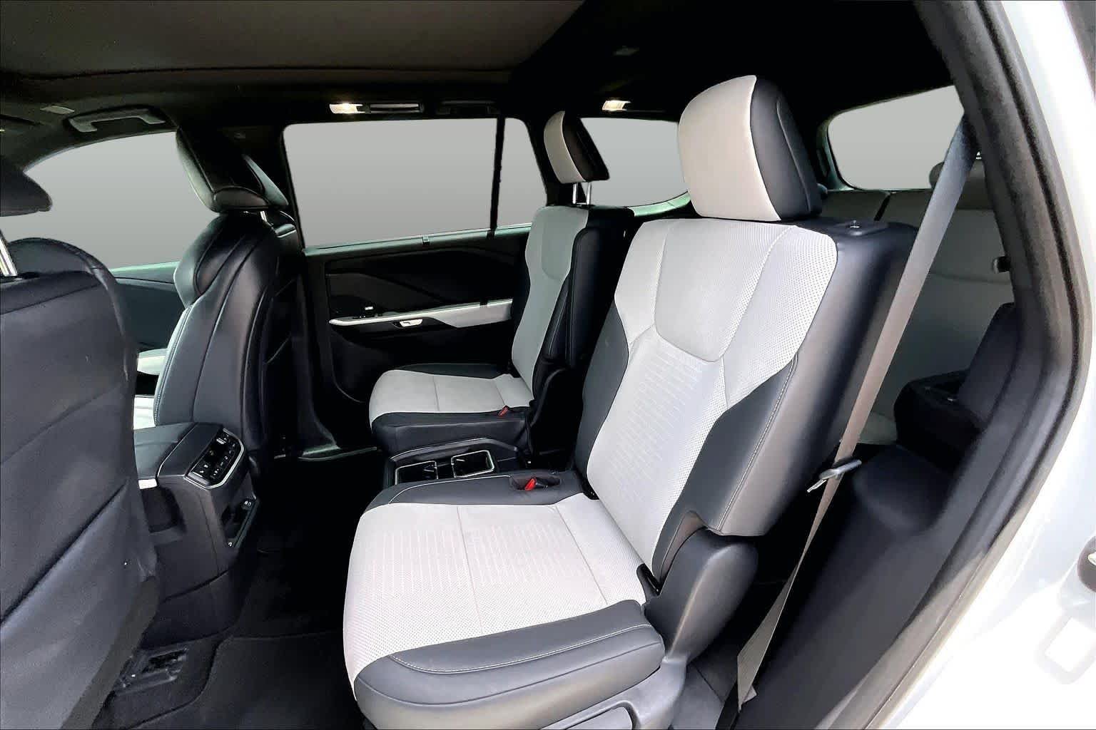 Used 2026 Wind Chill Pearl Lexus F SPORT Handling image 21