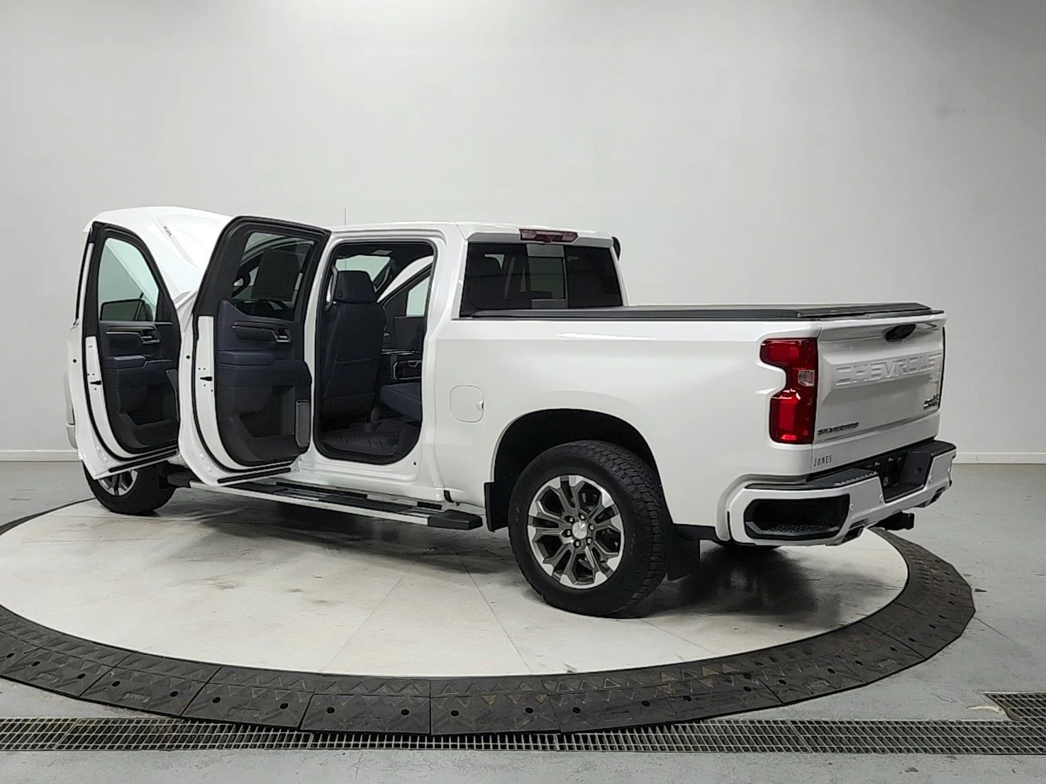 Used 2024 Iridescent Pearl Tricoat Chevrolet High Country image 13