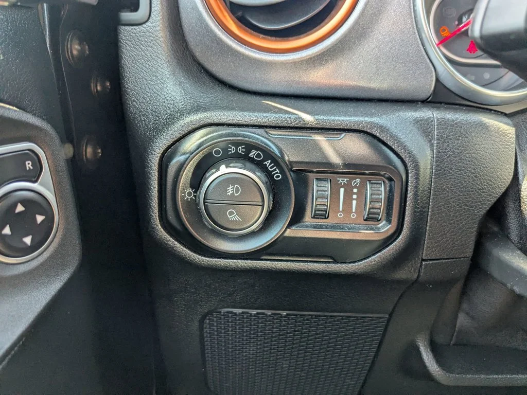 Used 2020 Black Clearcoat Jeep Mojave image 22