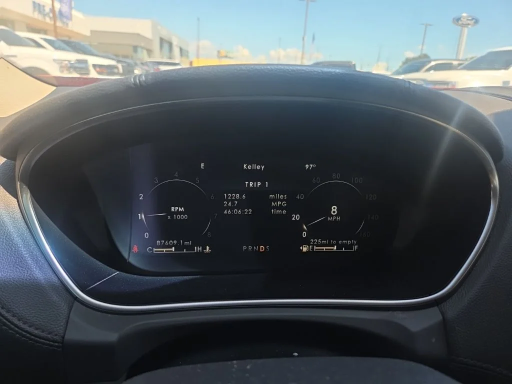 Used 2019 Red Lincoln Select image 26