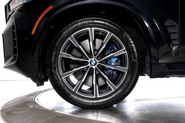 Used 2025 Black Sapphire Metallic BMW M60i image 13