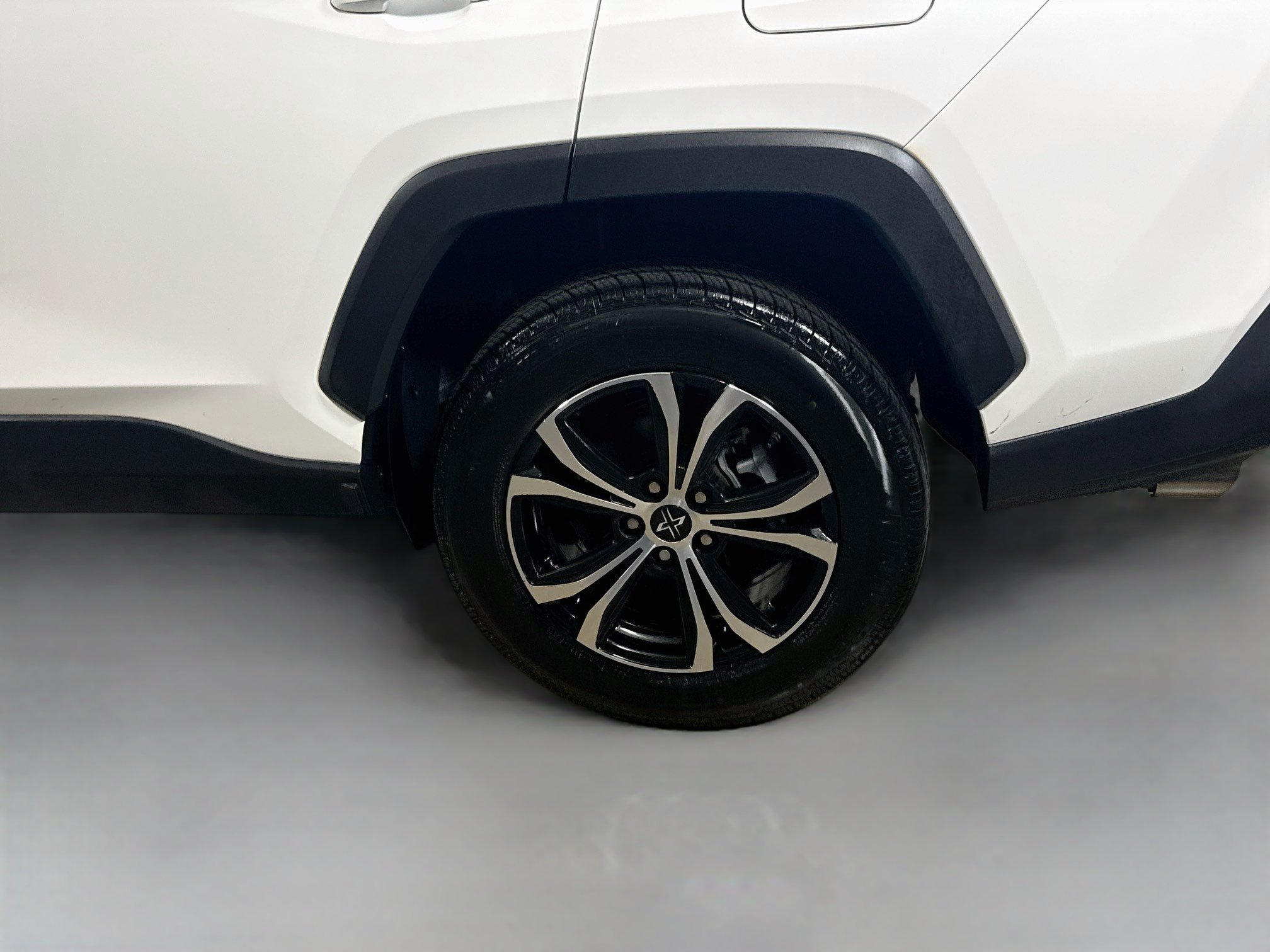 Used 2022 White Toyota LE image 28