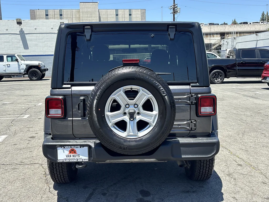 Used 2022 Granite Crystal Metallic Clear Coat Jeep Sport S image 5