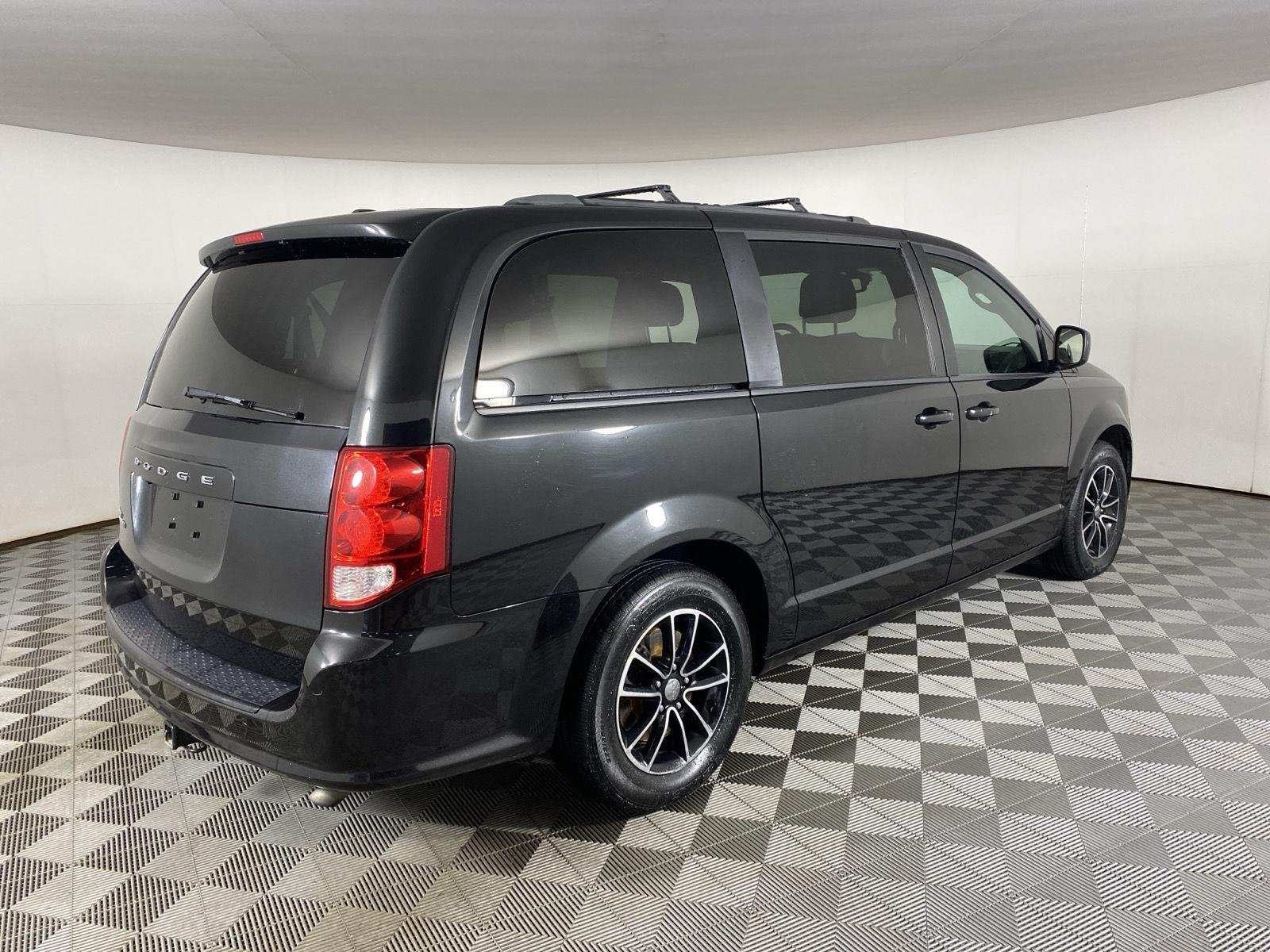 Used 2018 Black Onyx Crystal Pearlcoat Dodge SE Plus image 7