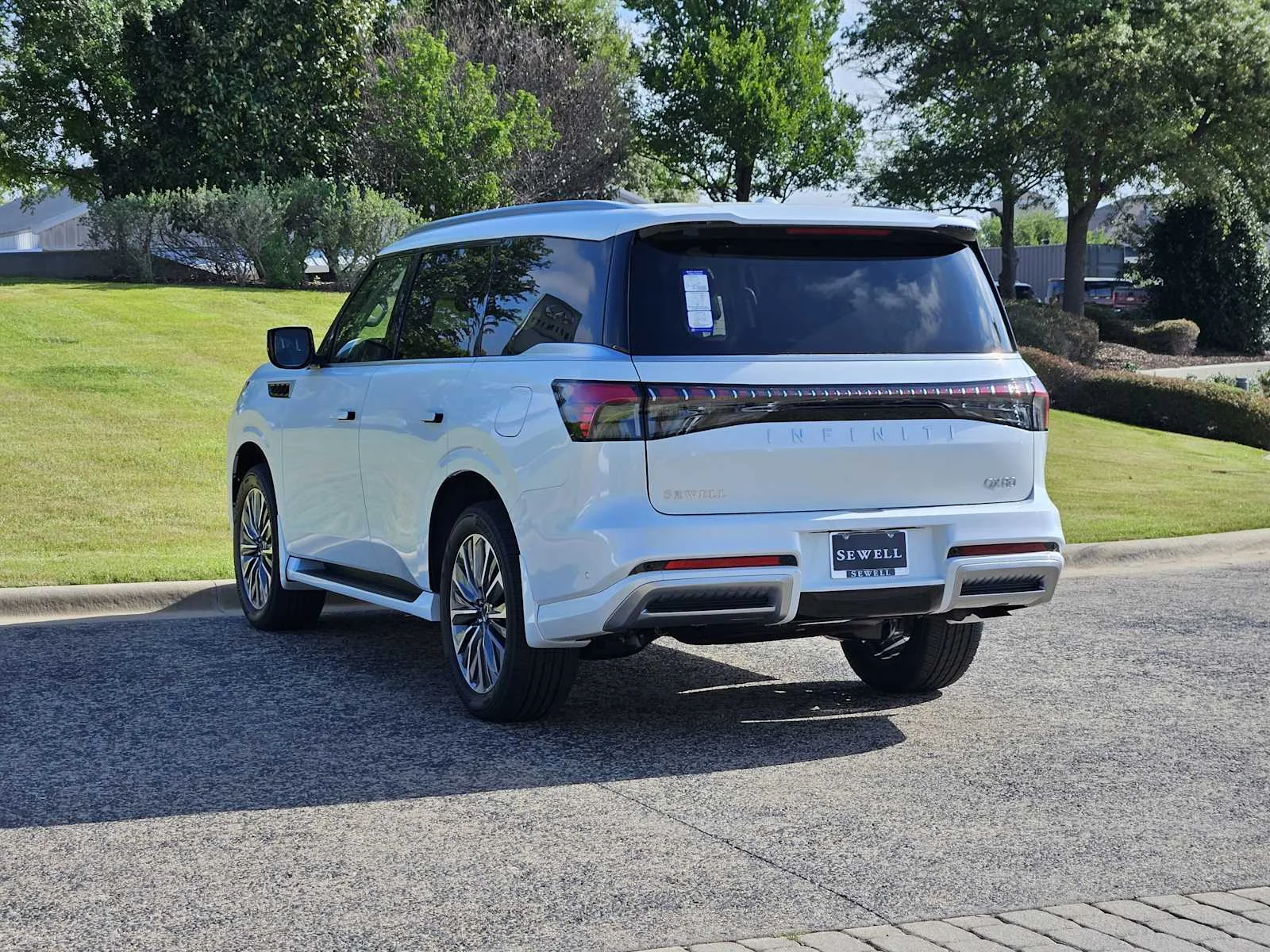 New 2026 RADIANT WHITE INFINITI Luxe 2WD image 3