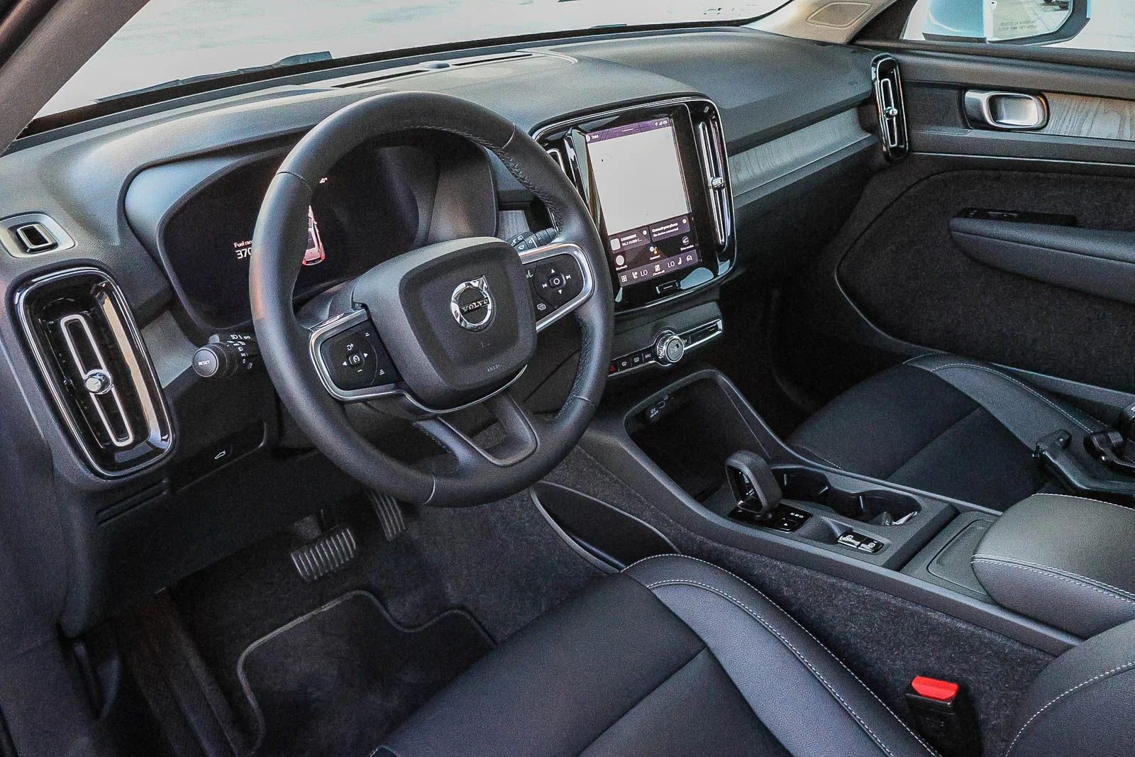 2025 Volvo XC40 Core - Photo 29