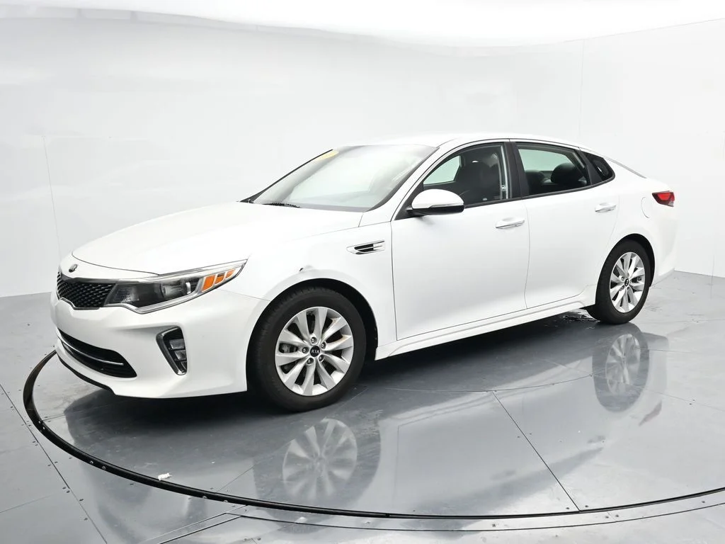 Used 2018 White Kia S image 3