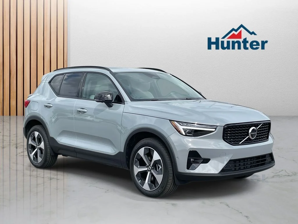2026 Volvo XC40 B5 Plus Dark AWD's photo