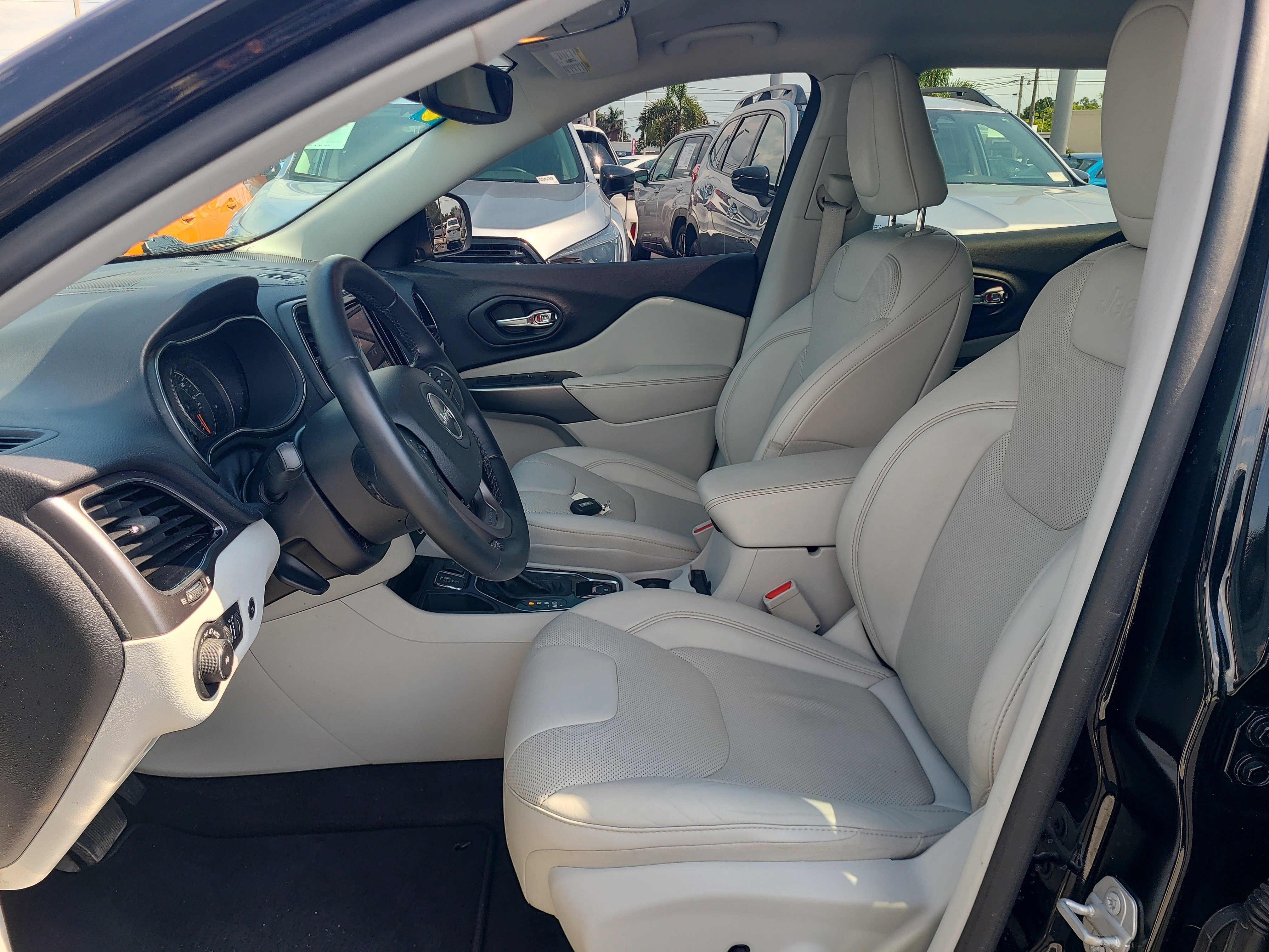 Used 2020 Diamond Black Crystal Pearlcoat Jeep Limited image 19