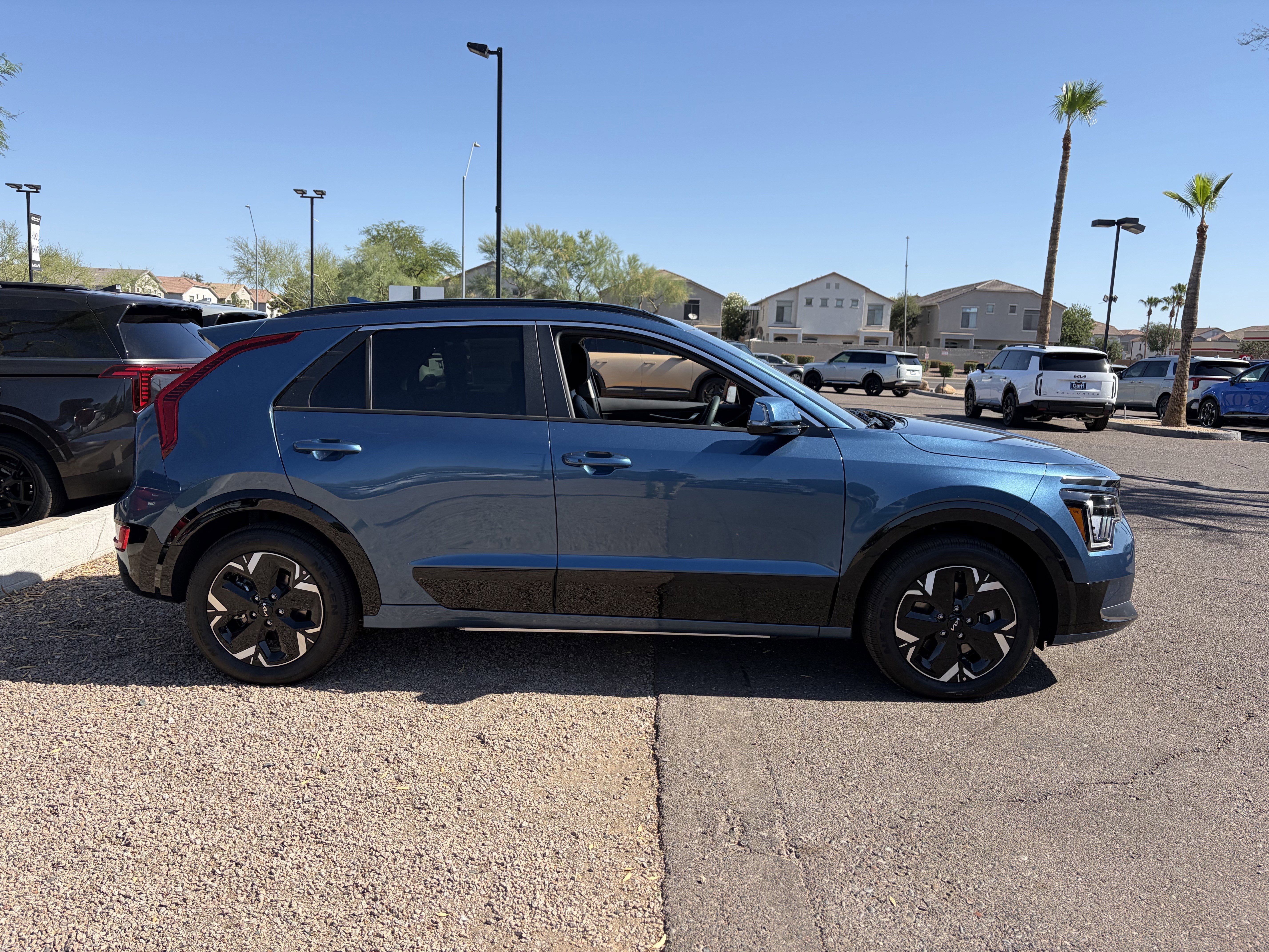 New 2026 Mineral Blue Kia WIND image 2