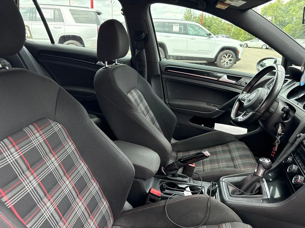 Used 2017  Volkswagen S image 12