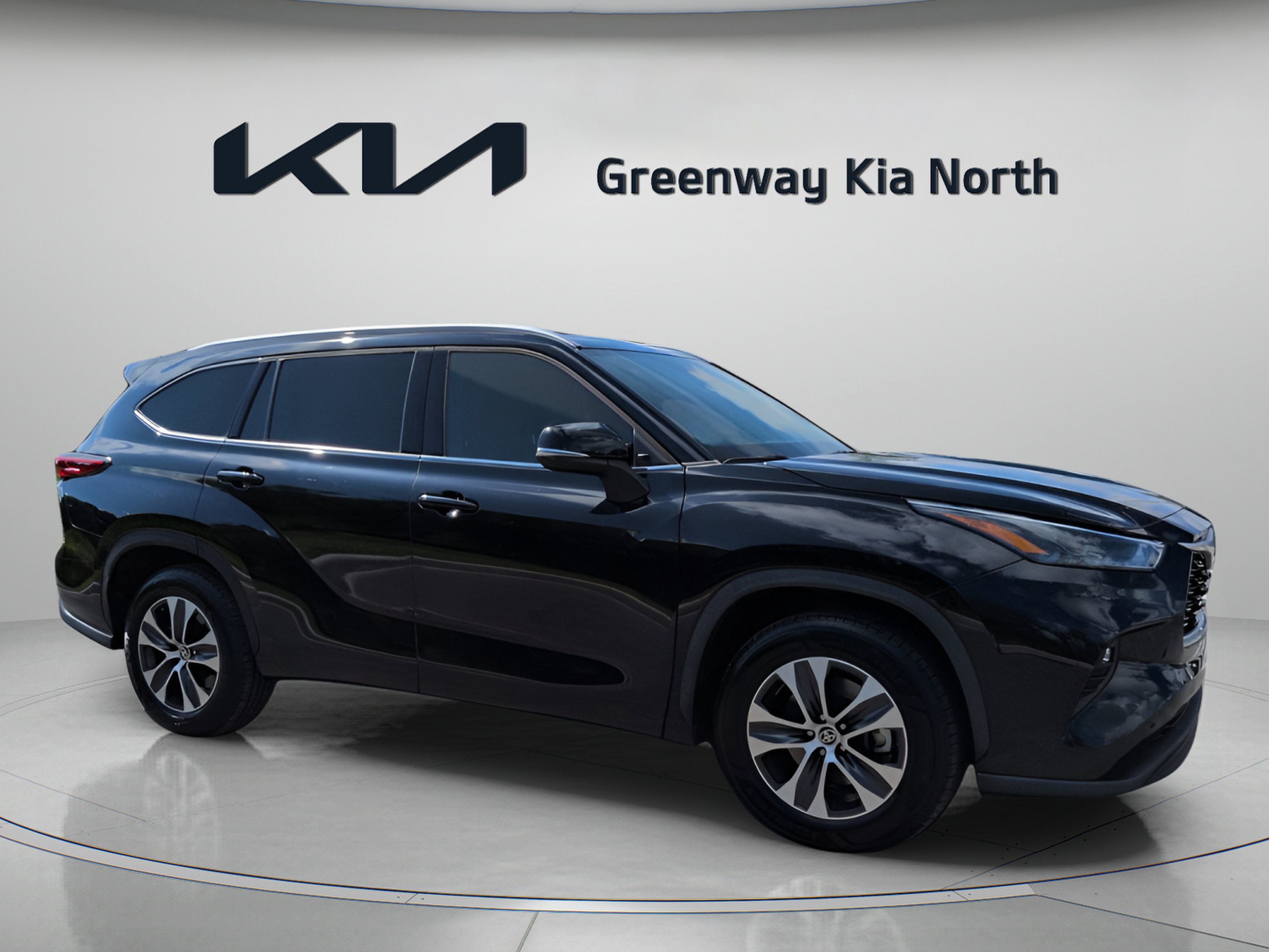 Used 2022 Midnight Black Metallic Toyota XLE image 2