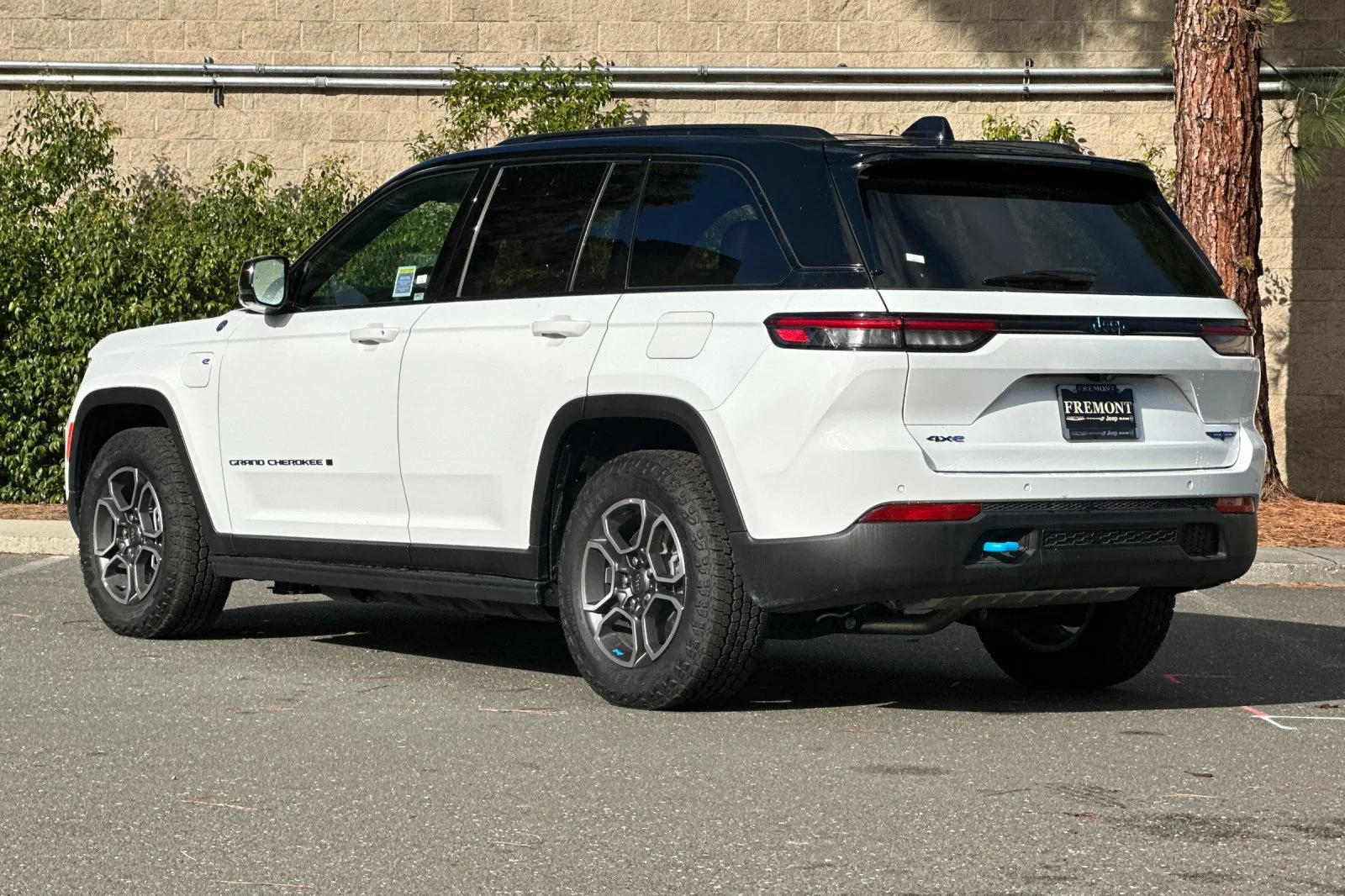 New 2023 Bright White Clear-Coat Exterior Paint Jeep Trailhawk 4xe image 5