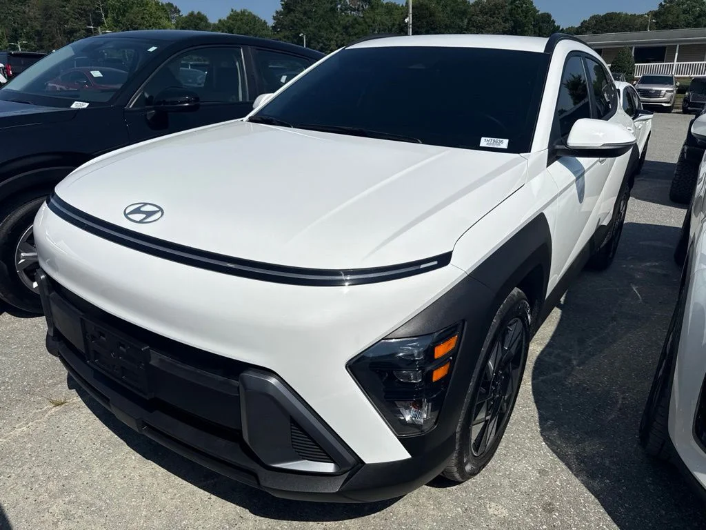 Used 2025 White Hyundai SEL image 1