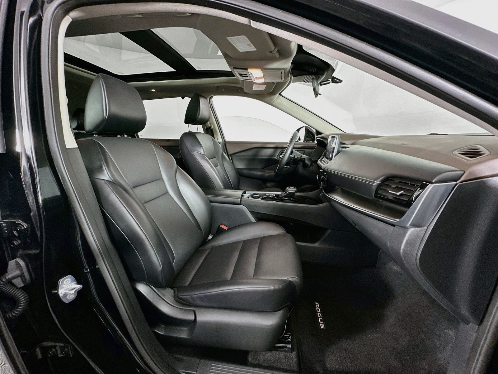 Used 2022 Super Black Nissan SV image 27