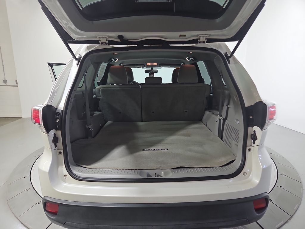 Used 2014 White Toyota LE image 22