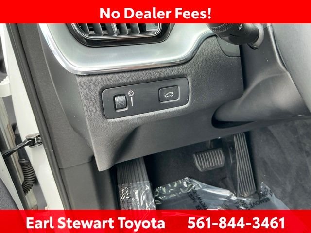 Used 2019 White Volvo T5 Momentum image 33