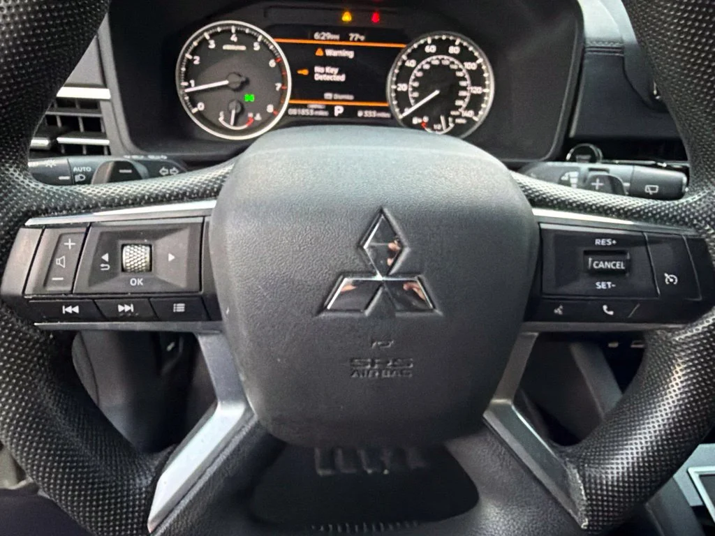 Used 2022 Silver Mitsubishi ES image 17