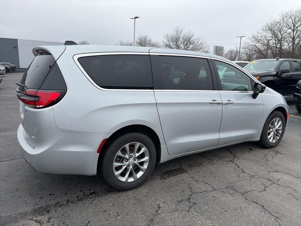 Used 2026 Silver Mist Clearcoat Chrysler Select image 5