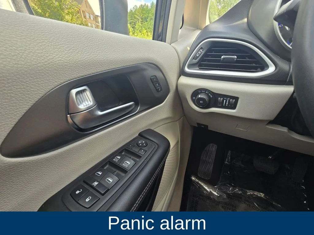 Used 2023 Black Chrysler Touring L image 20
