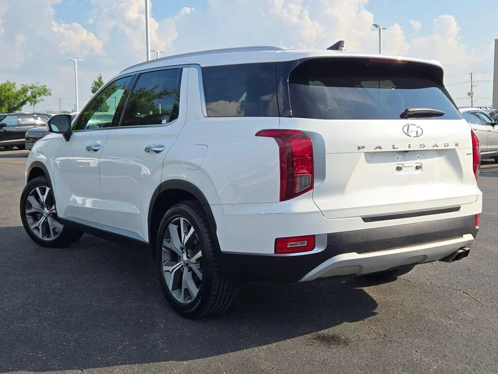 Used 2022 Hyper White Hyundai SEL image 13