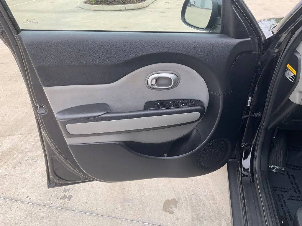 Used 2016 Black Kia Base image 11