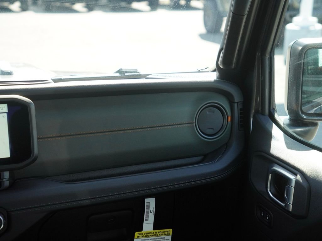 New 2026 Granite Crystal Metallic Clear-Coat Exterior Paint Jeep Mojave image 24