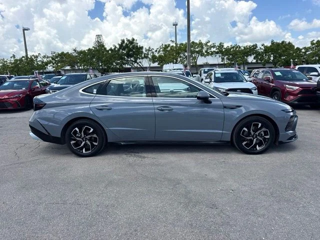 Used 2025 Blue Hyundai SEL image 2