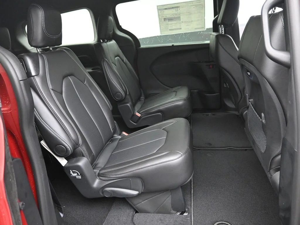 2026 Chrysler Pacifica Select - Photo 10