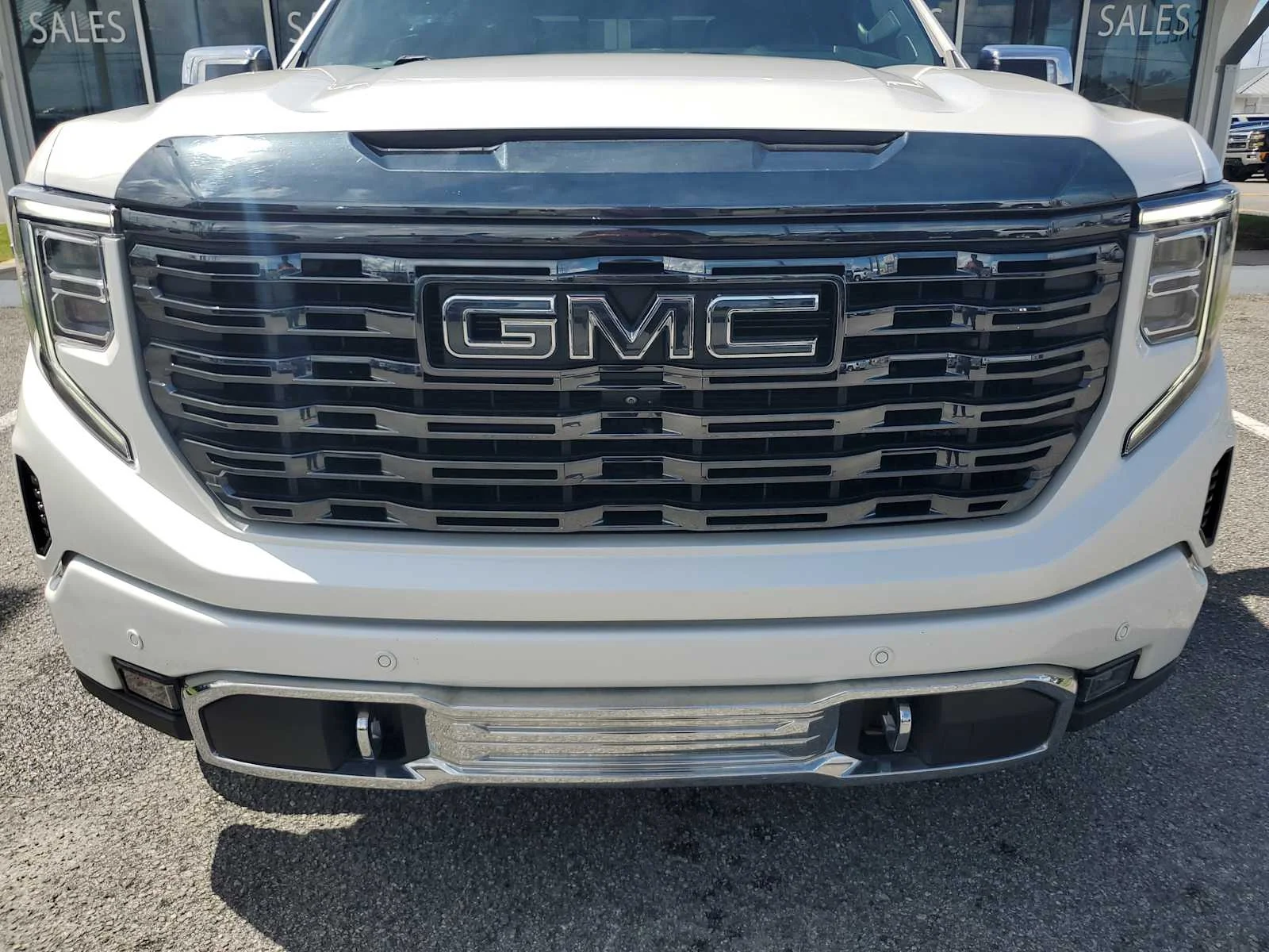 Used 2023 White Frost Tricoat GMC Denali Ultimate image 11