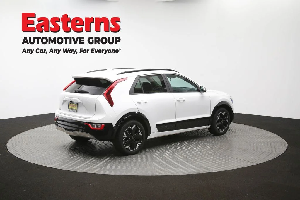Used 2023 White Kia Wind image 41