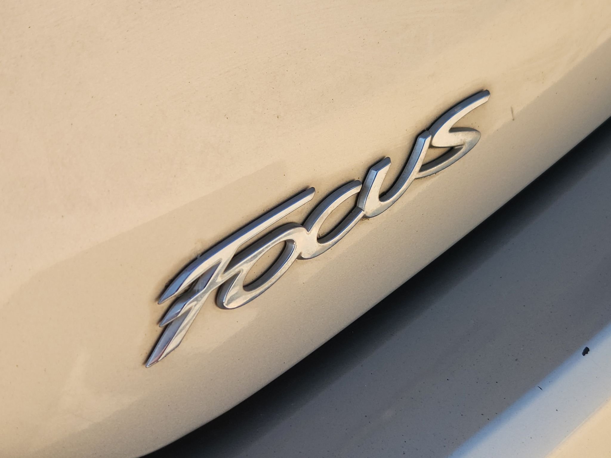 Used 2018 White Gold Metallic Ford SE image 12